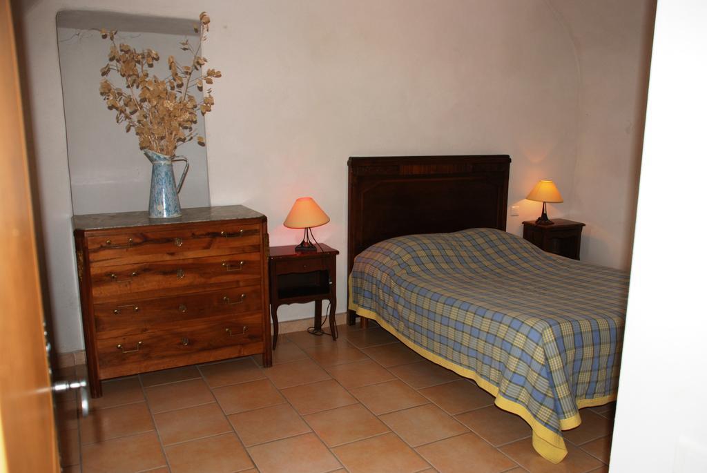 Bed and Breakfast Les Jardins Du Mas Evesque Rousson  Номер фото