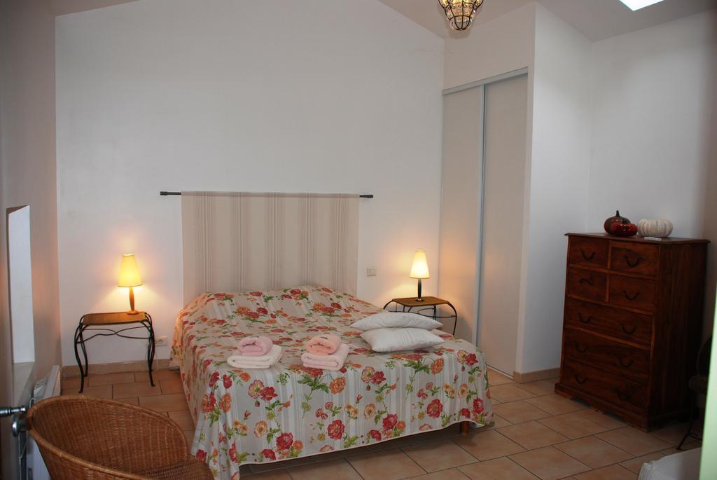 Bed and Breakfast Les Jardins Du Mas Evesque Rousson  Номер фото